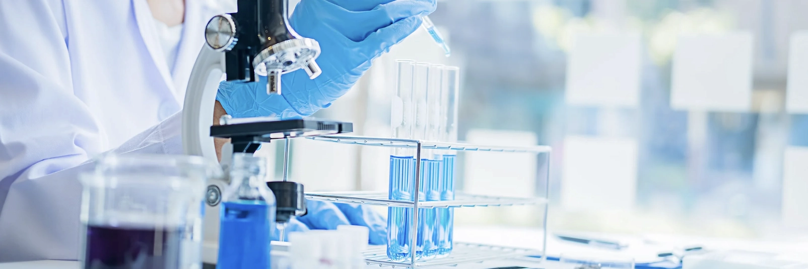 En forskare som utför ett experiment.