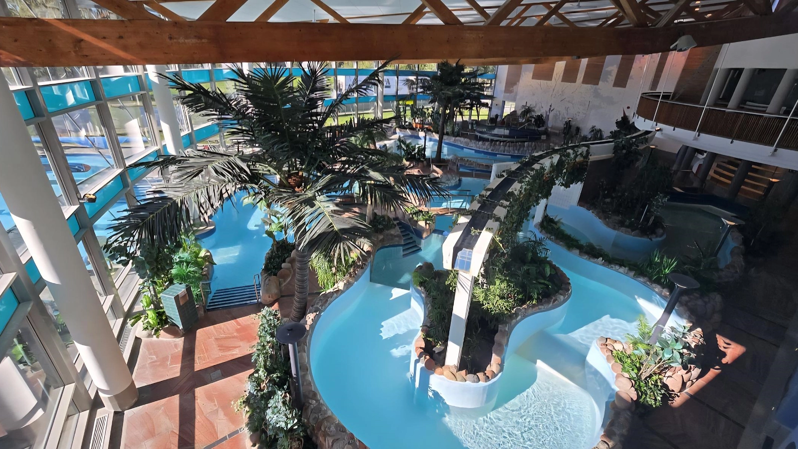 En överblick av insidan på äventyrsbadet Aqua Nova i Borlänge.