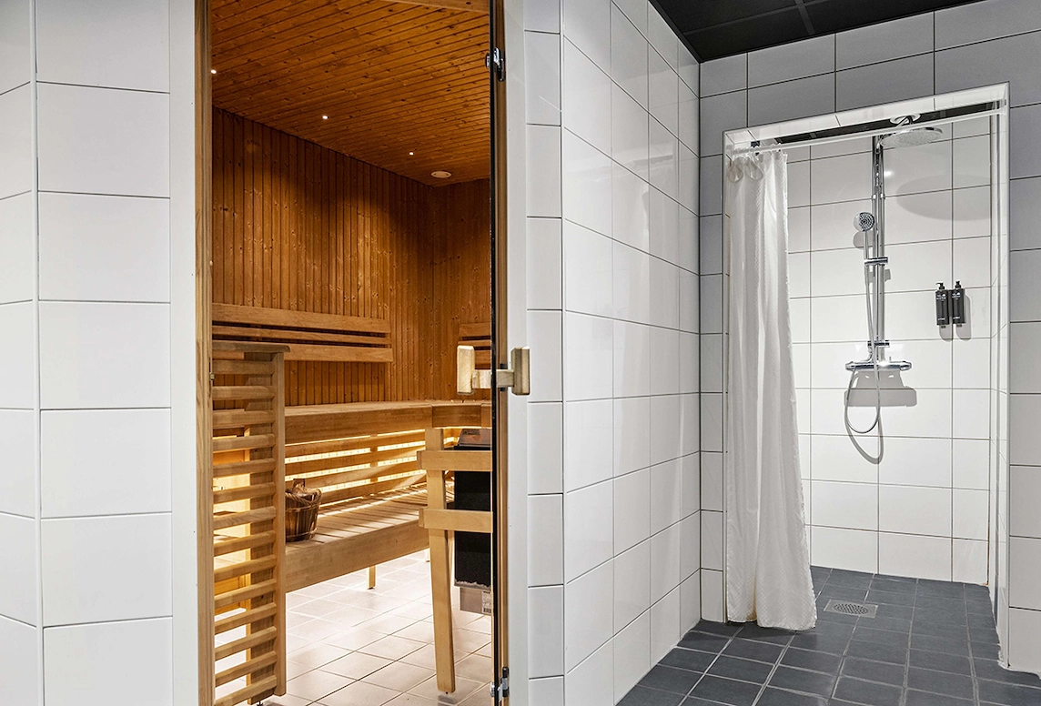 En bastu och en närliggande dusch i relaxavdelningen på Best Western Gustaf Wasa Hotel.
