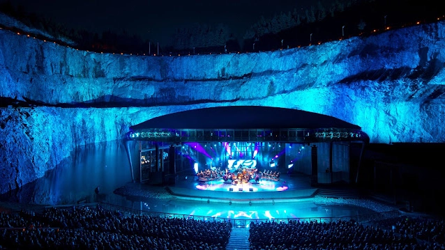 Utomhusarenan Dalhalla i Dalarna under en koncert på kvällen.