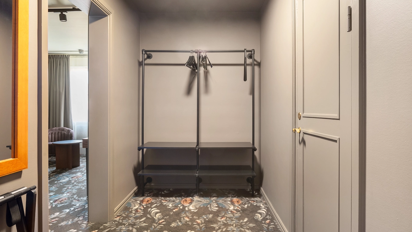 En stor klädhängare i en rymlig hall.