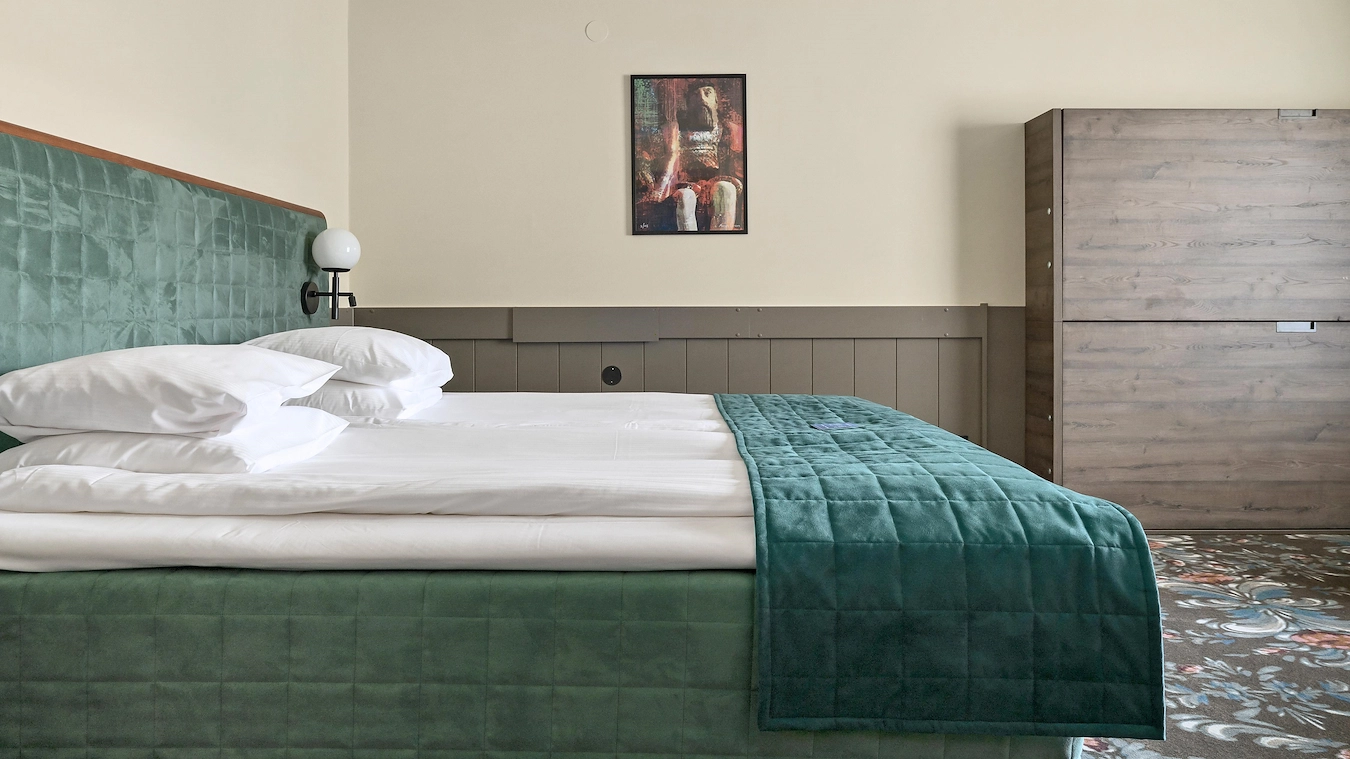 Ett familjerum på Best Western Gustaf Wasa Hotel i Borlänge med en rymlig säng och en ej utfälld våningssäng.