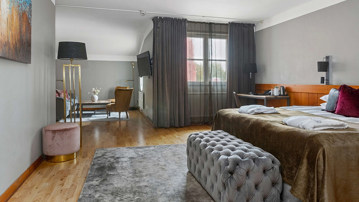 En minisvit på Best Western Gustaf Wasa Hotel i Borlänge med rymlig säng, skrivbord, soffgrupp och tv. 