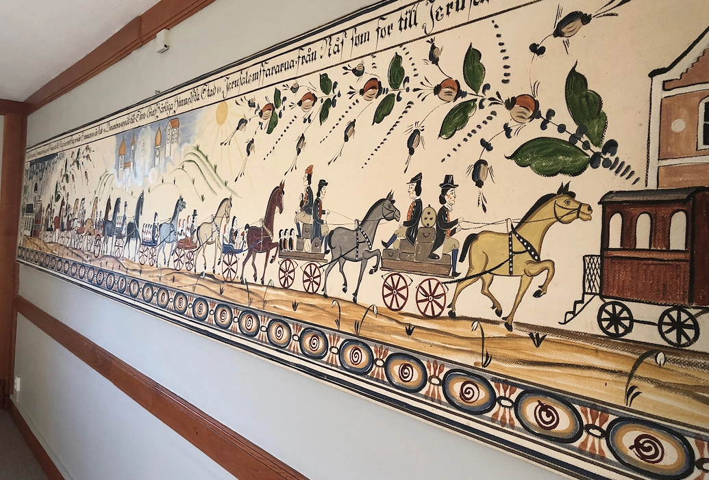 En tavla med hästar som drar vagnar i led.