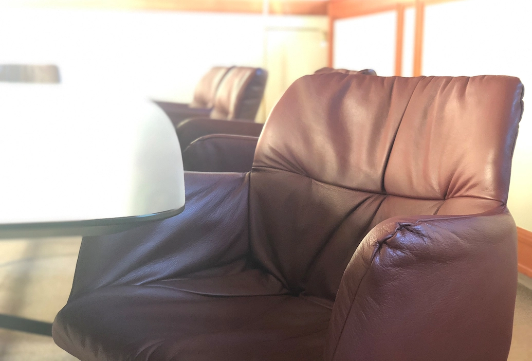 En närbild på en skinnstol från Styrelserummet på Best Western Gustaf Wasa Hotel.