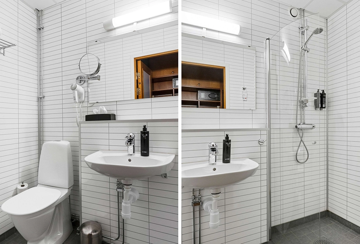 Två bilder av ett vitt badrum. Den ena med toaletten i fokus, den andra med duschen. Ett handfat mellan toaletten och duschen.
