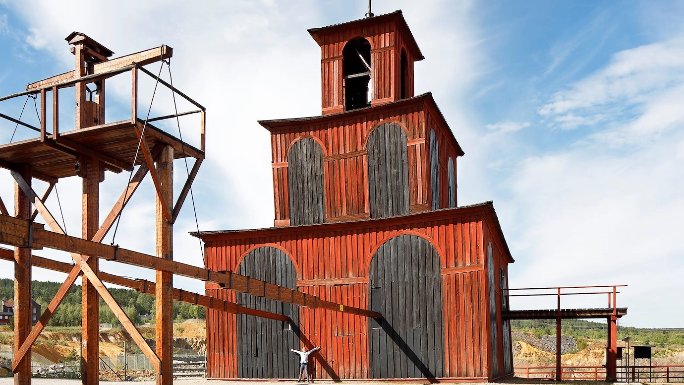 Faluröda hus som står ovanpå varandra i en pyramid.