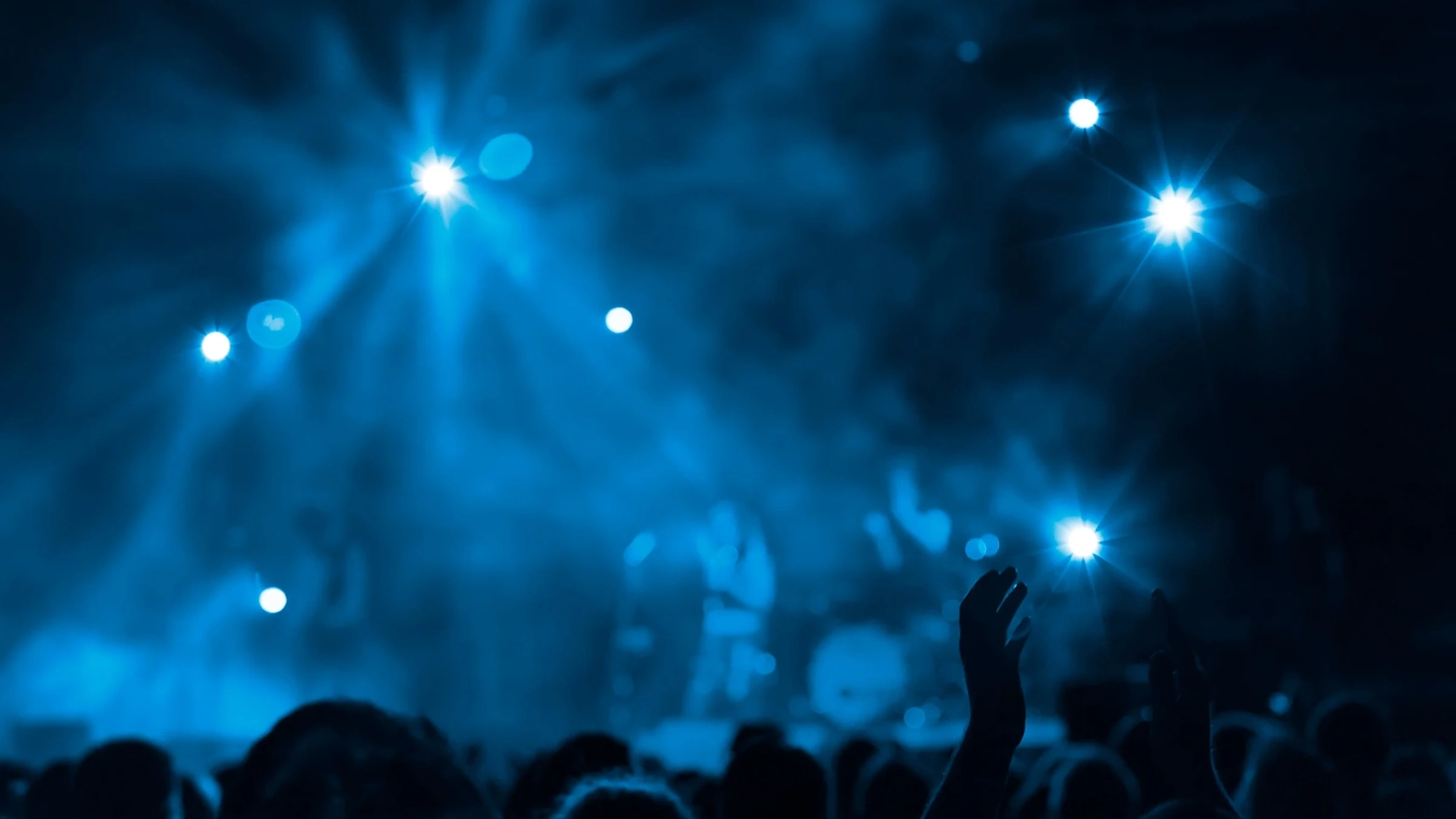 En konsert under kvällstid.