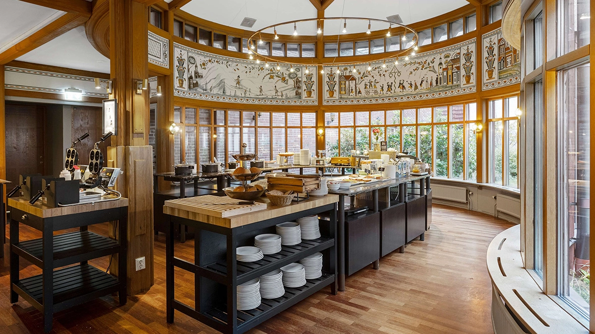 Frukostbuffén på Best Western Gustaf Wasa Hotel. Ett varierat frukostutbud med stora fönster som släpper in mycket ljus.