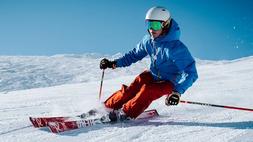 Skidåkare i backe i Romme Alpin